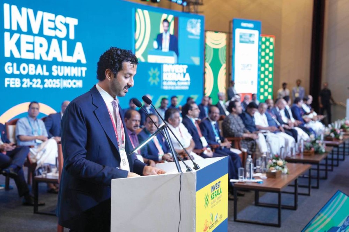 عبدالله بن طوق يلقي كلمته أمام المشاركين في القمة