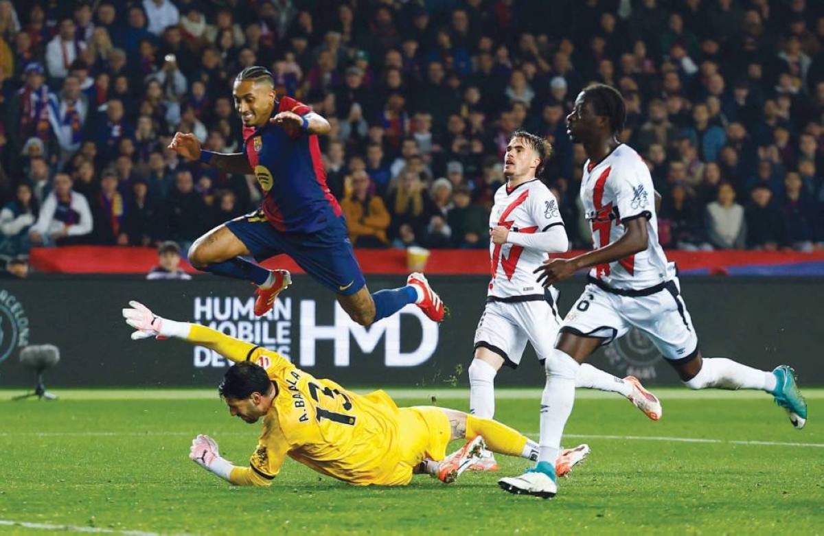 جانب من مباراة برشلونة ورايو فاليكانو في الدوري الإسباني 