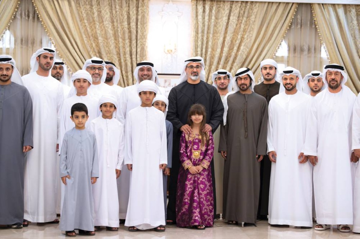 خالد بن محمد خلال الزيارة بحضور خليفة بن طحنون 