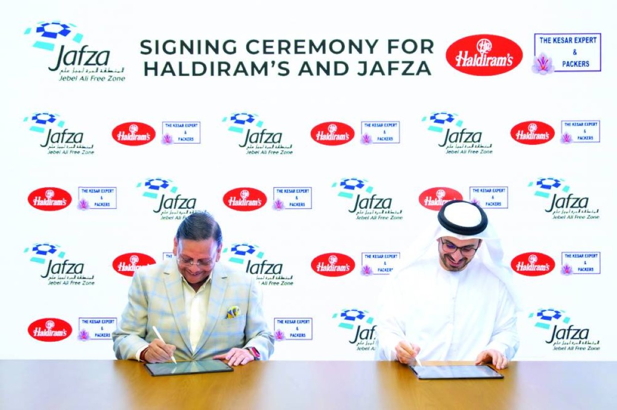 عبدالله الهاشمي ومادهاوسودان خلال التوقيع