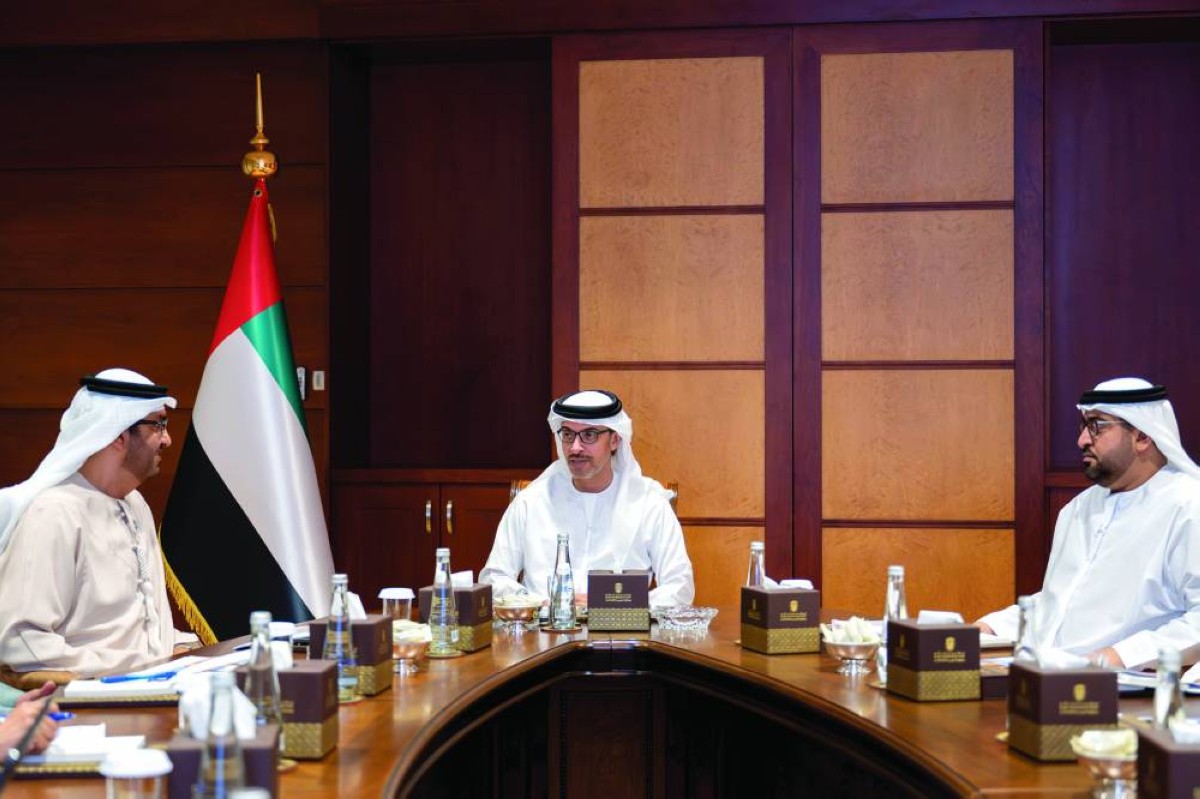 هزاع بن زايد يتعرف من سلطان الجابر على مبادرات وزارة الصناعة و«أدنوك»
