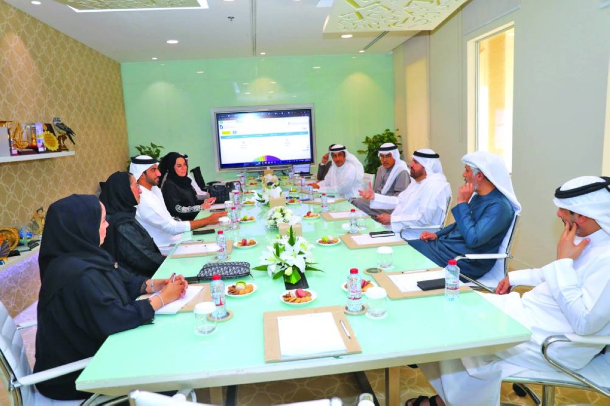 مبارك الناخي وجمال بن حويرب خلال اللقاء بحضور وفدي وزارة الثقافة ومؤسسة محمد بن راشد للمعرفة |