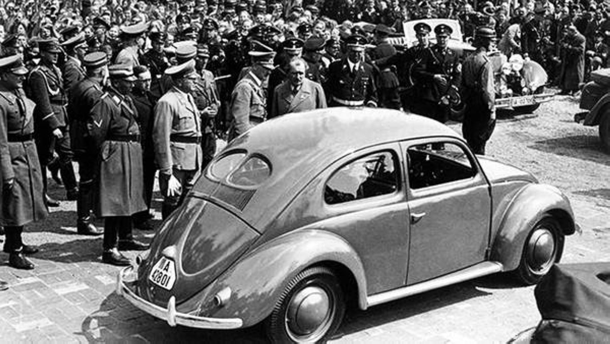 1936 أدولف هتلر يطلق سيارة «فولكس فاغن».
