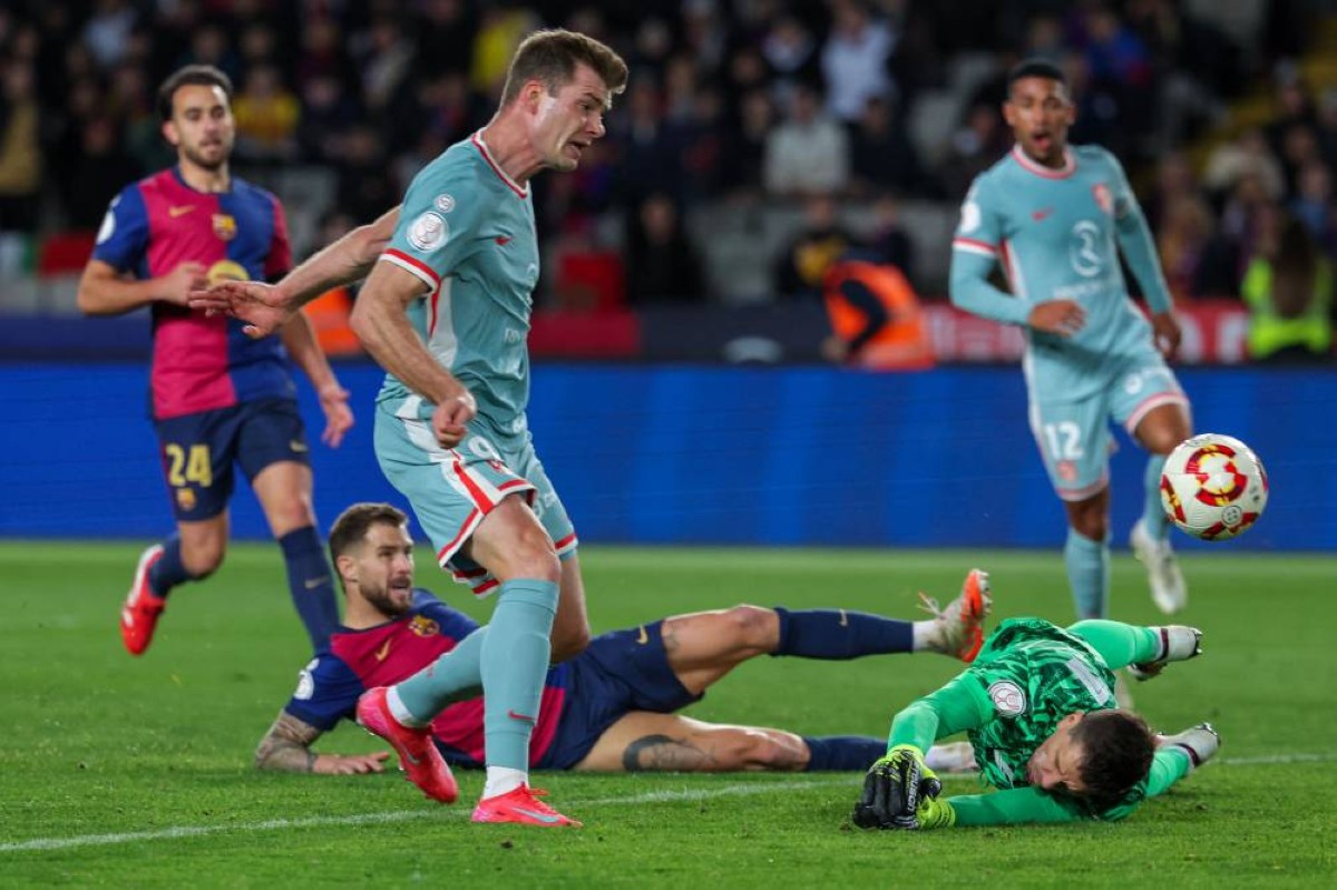 أتلتيكو يقتنص تعادلاً نارياً أمام برشلونة 4-4 في ذهاب نصف نهائي الكأس