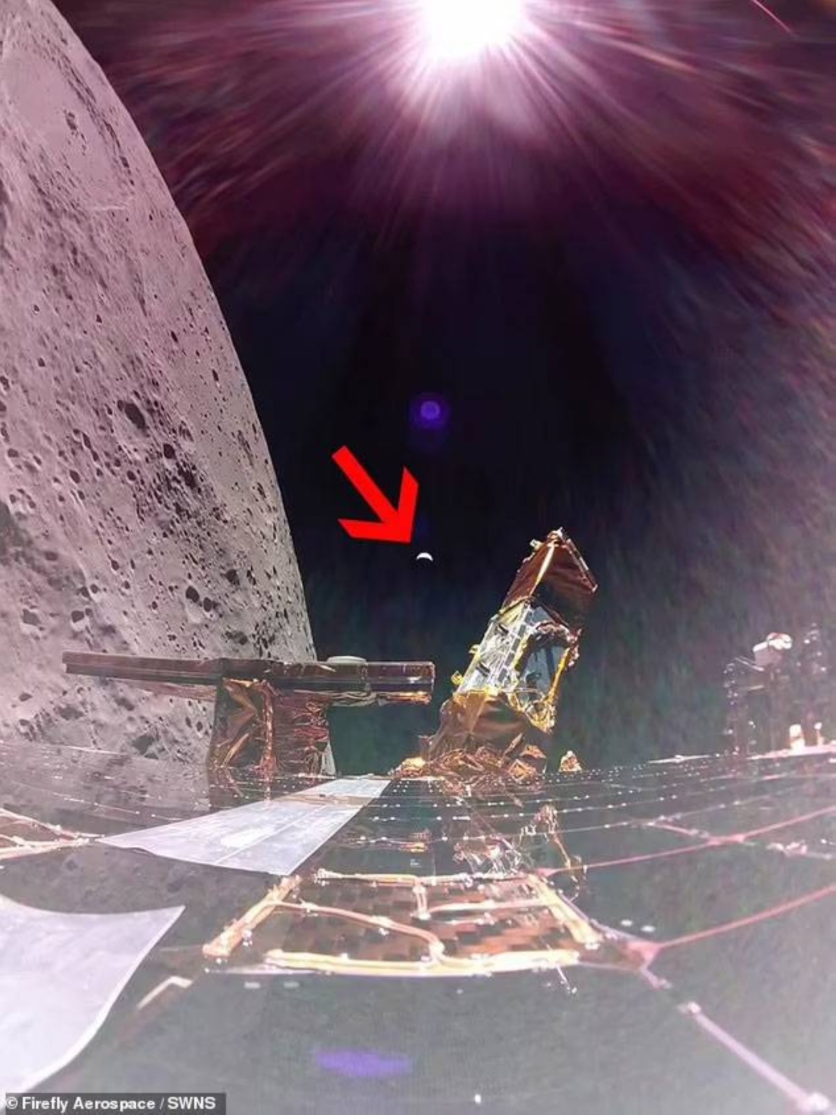 صورة مذهلة للقمر وتظهر الأرض (المشار إليها بالسهم الأحمر) وهي تشرق وتغرب خلف منحنى سطح القمر