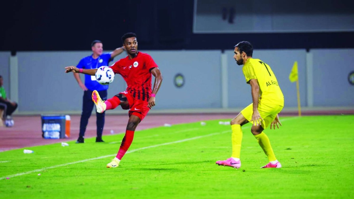 جانب من لقاء الذهاب بين الفريقين