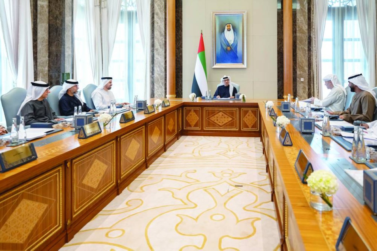 منصور بن زايد وذياب بن محمد وسهيل المزروعي وخلدون المبارك وسيف غباش وعبدالحميد سعيد خلال الاجتماع