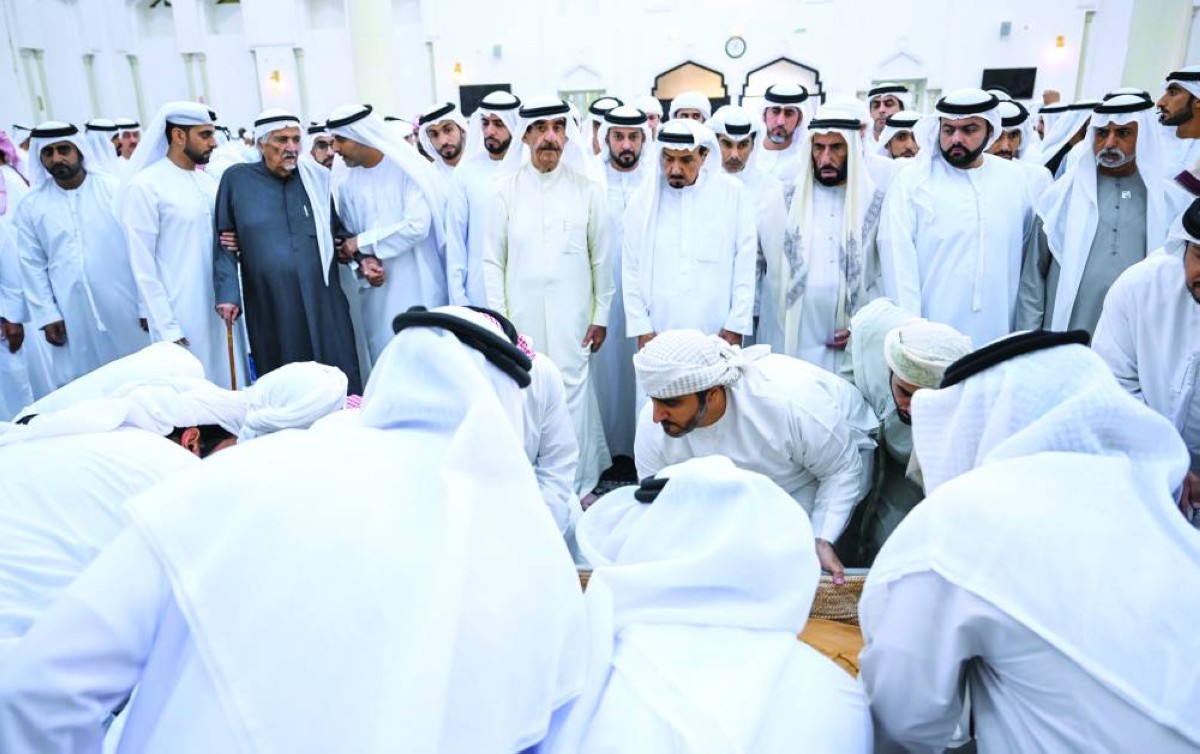 حميد النعيمي وسعود المعلا ومحمد الشرقي ونهيان بن مبارك والشيوخ خلال مراسم دفن الفقيد