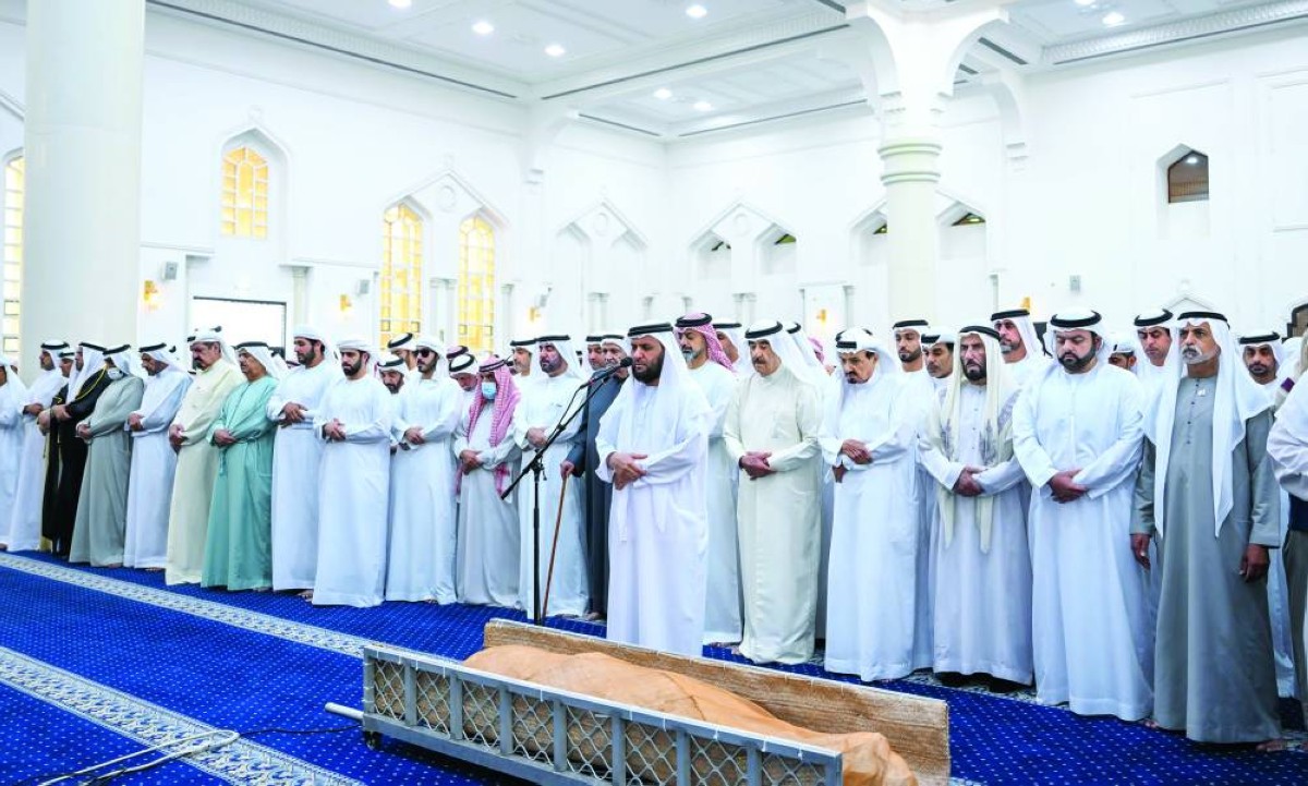 حميد النعيمي وسعود المعلا وعمار النعيمي ومحمد الشرقي وناصر النعيمي ونهيان بن مبارك وعدد من الشيوخ والمسؤولين والمواطنين يؤدون صلاة الجنازة على جثمان سعيد النعيمي