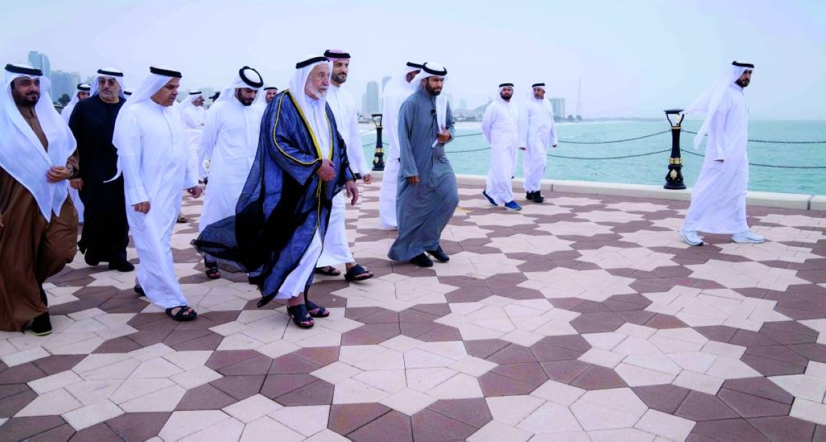 سلطان القاسمي خلال جولة عقب افتتاح المشروع بحضور سلطان بن أحمد وعبدالرحمن العويس