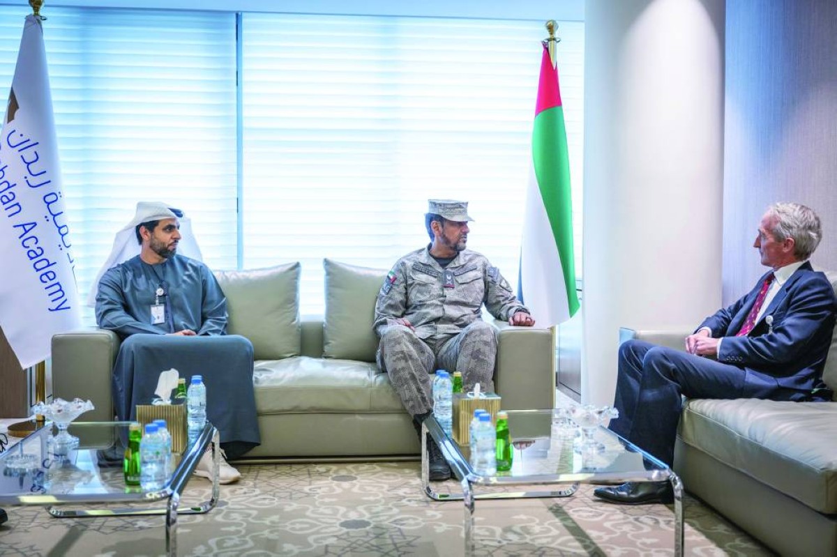 صالح العامري وجيمس مورس وسالم السعيدي خلال الزيارة