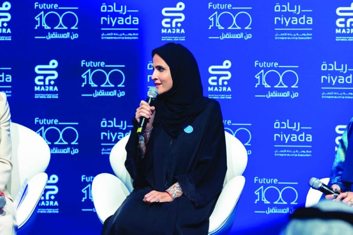 علياء المزروعي متحدثة خلال الجلسات