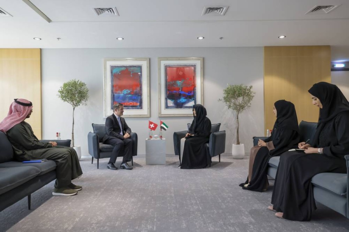 لطيفة بنت محمد خلال لقاء سفير الاتحاد السويسري لدى الدولة