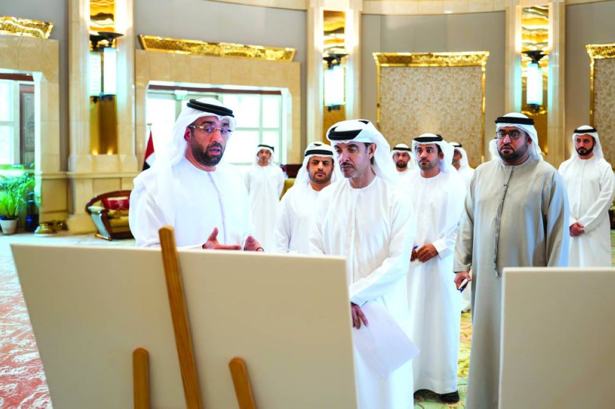 هزاع بن زايد خلال اطلاعه على المشاريع والبرامج التنموية في قطاع الطاقة والمياه