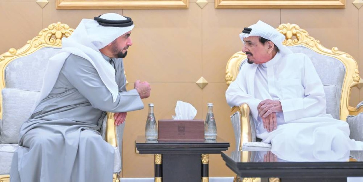  حميد النعيمي لدى تقبل العزاء من سيف بن زايد 