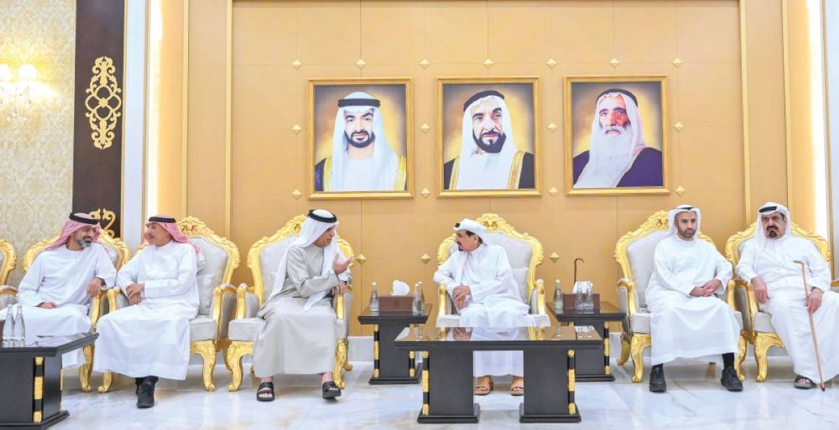  حميد النعيمي متقبلاً التعازي من سعود بن صقر ومحمد بن سعود بحضور عمار النعيمي 