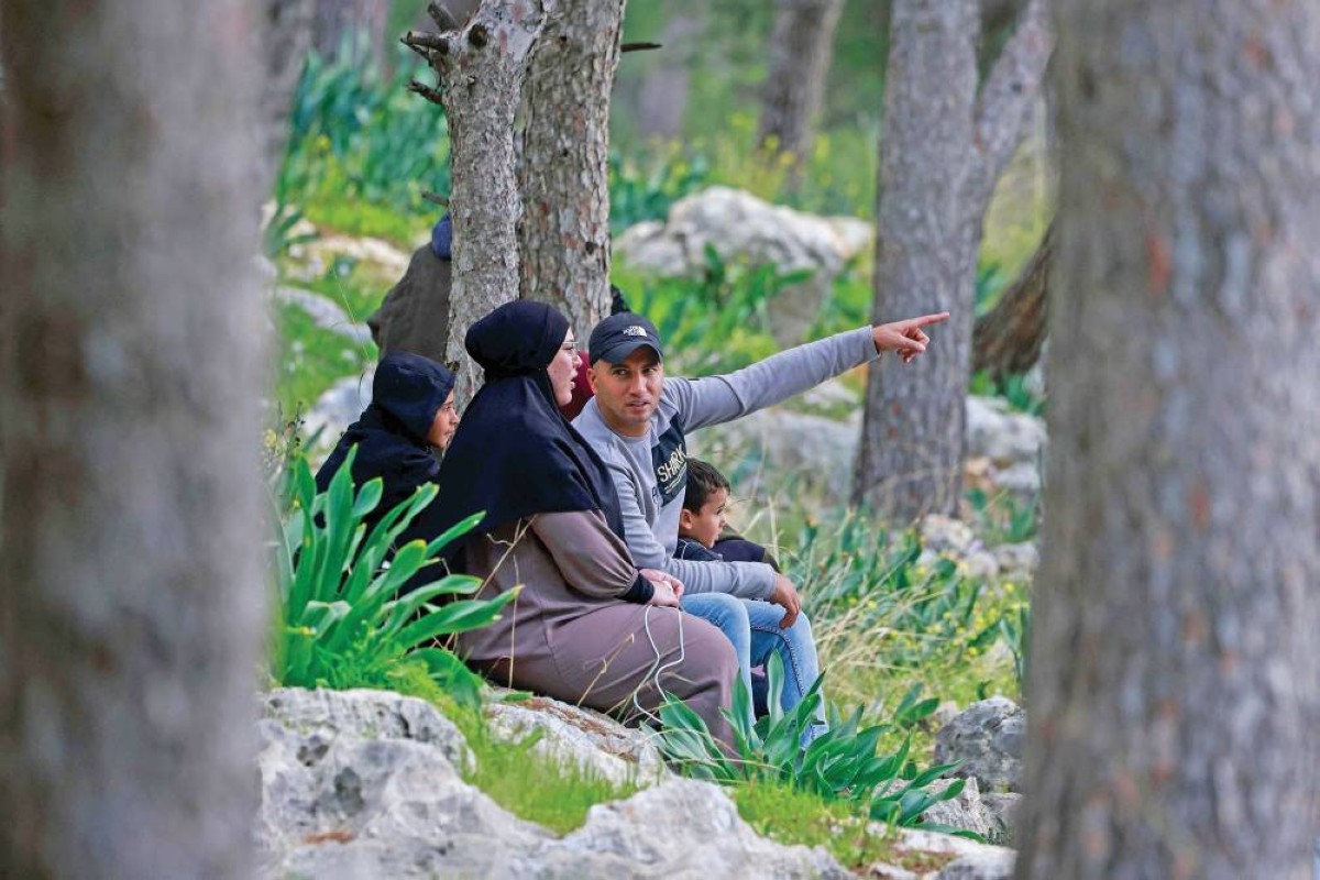 عائلة فلسطينية غادرت مخيم نور شمس تحت وطأة القصف والتهجير