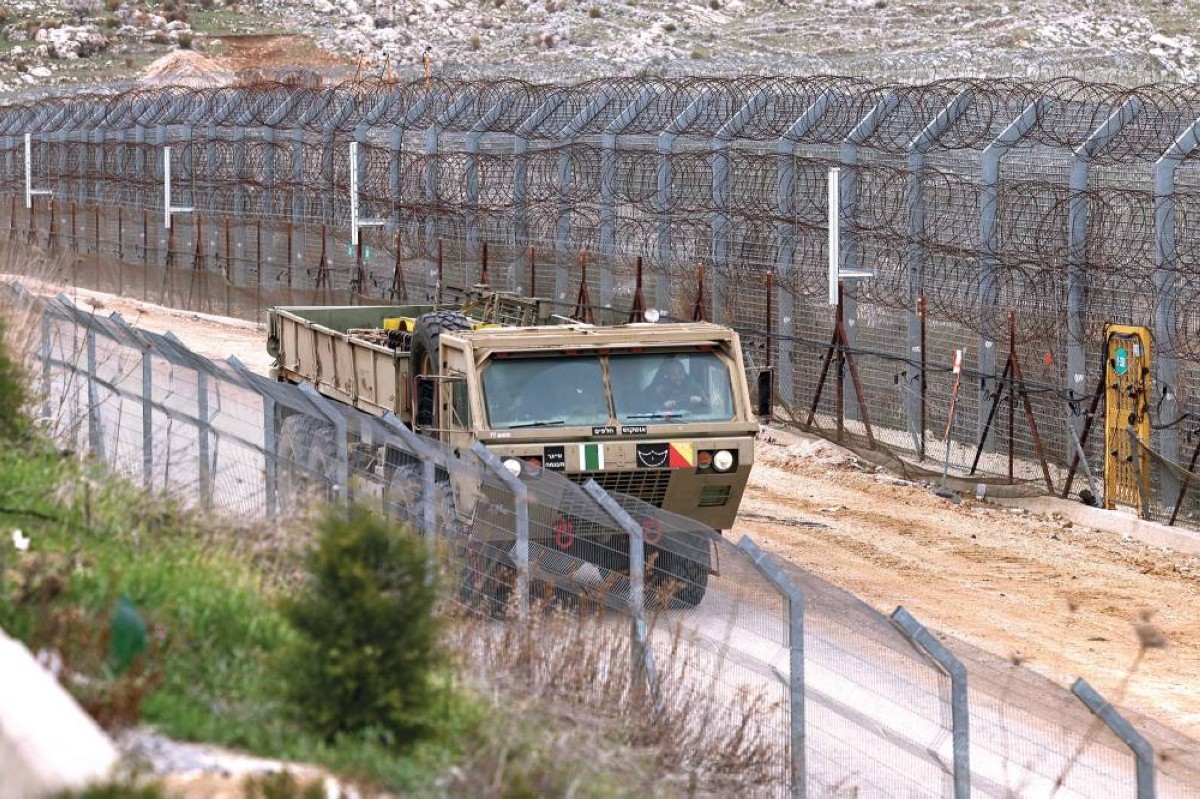 قوة عسكرية إسرائيلية تمر بالمنطقة العازلة على الحدود مع سوريا