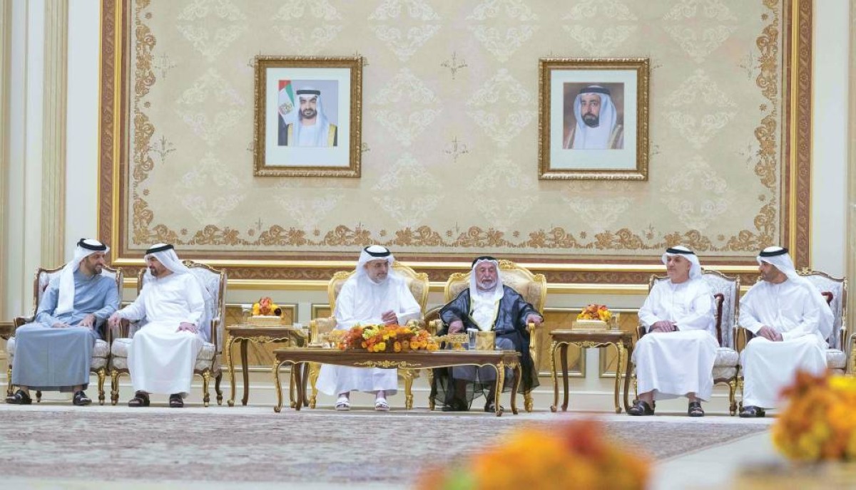 حاكم الشارقة خلال تقبل التهاني بحضور سلطان بن محمد بن سلطان وعبدالله بن سالم وسلطان بن أحمد