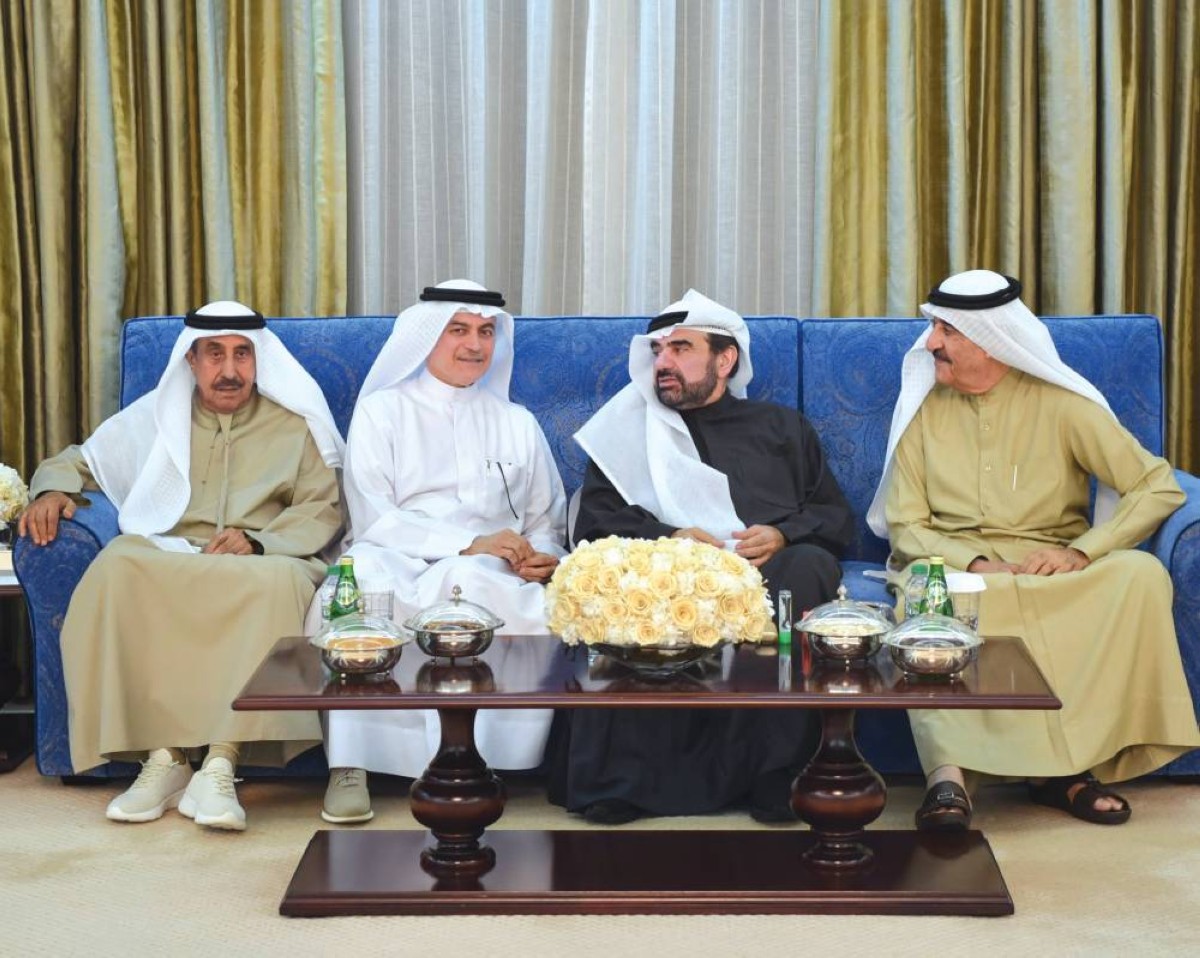 حاكم أم القيوين متقبلاً تهاني أمين الأميري والمهنئين