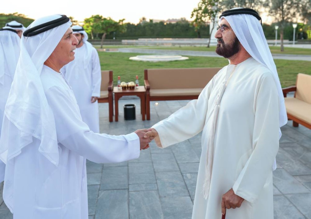  محمد بن راشد مصافحاً مطر الطاير بحضور حمدان بن محمد 