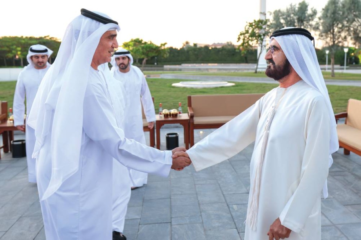  محمد بن راشد مصافحاً عصام الحميدان بحضور حمدان ومكتوم بن محمد 
