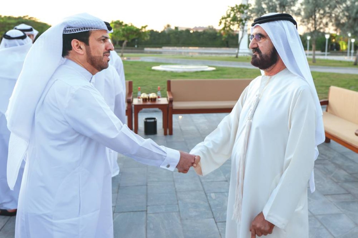  سموه مصافحاً أحمد المهيري 