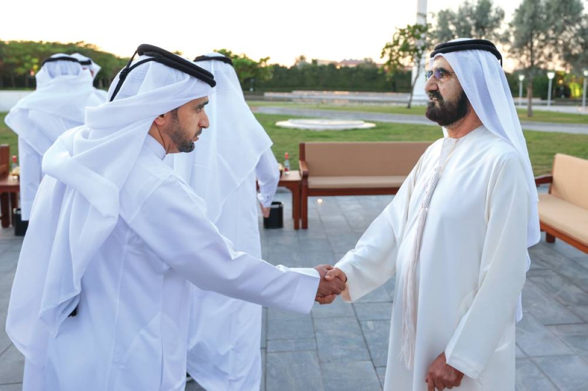  محمد بن راشد مصافحاً حمد المنصوري 