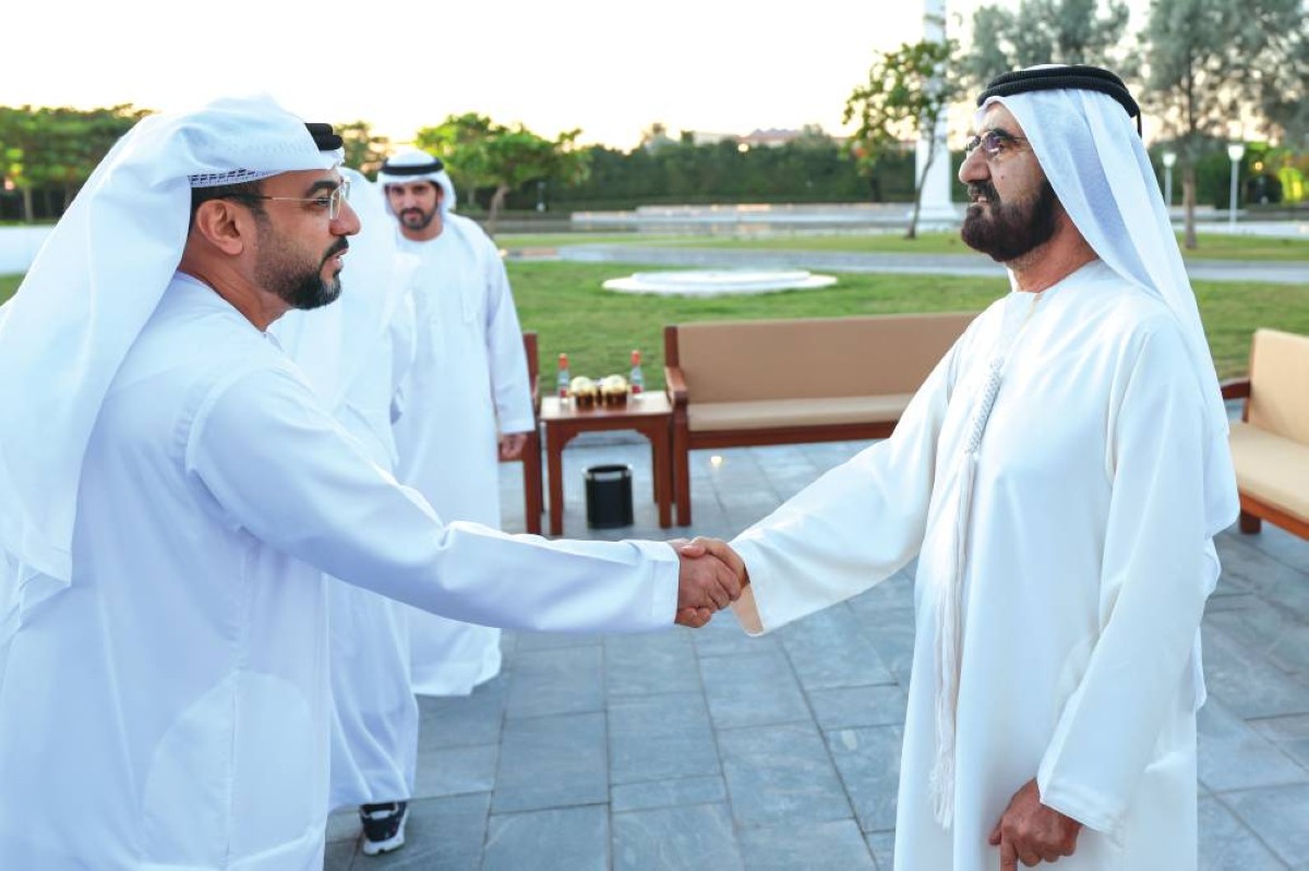  سموه مصافحاً سعيد العطر بحضور حمدان بن محمد 