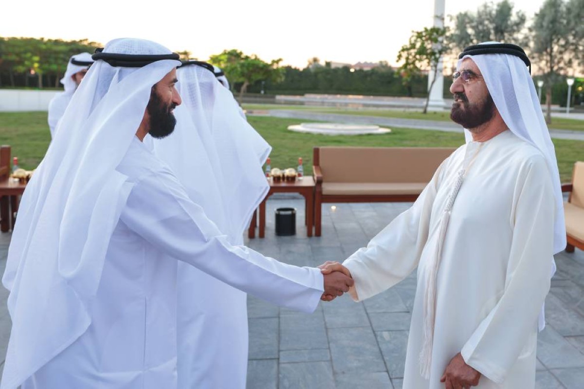  محمد بن راشد مصافحاً عبدالله الفلاسي 