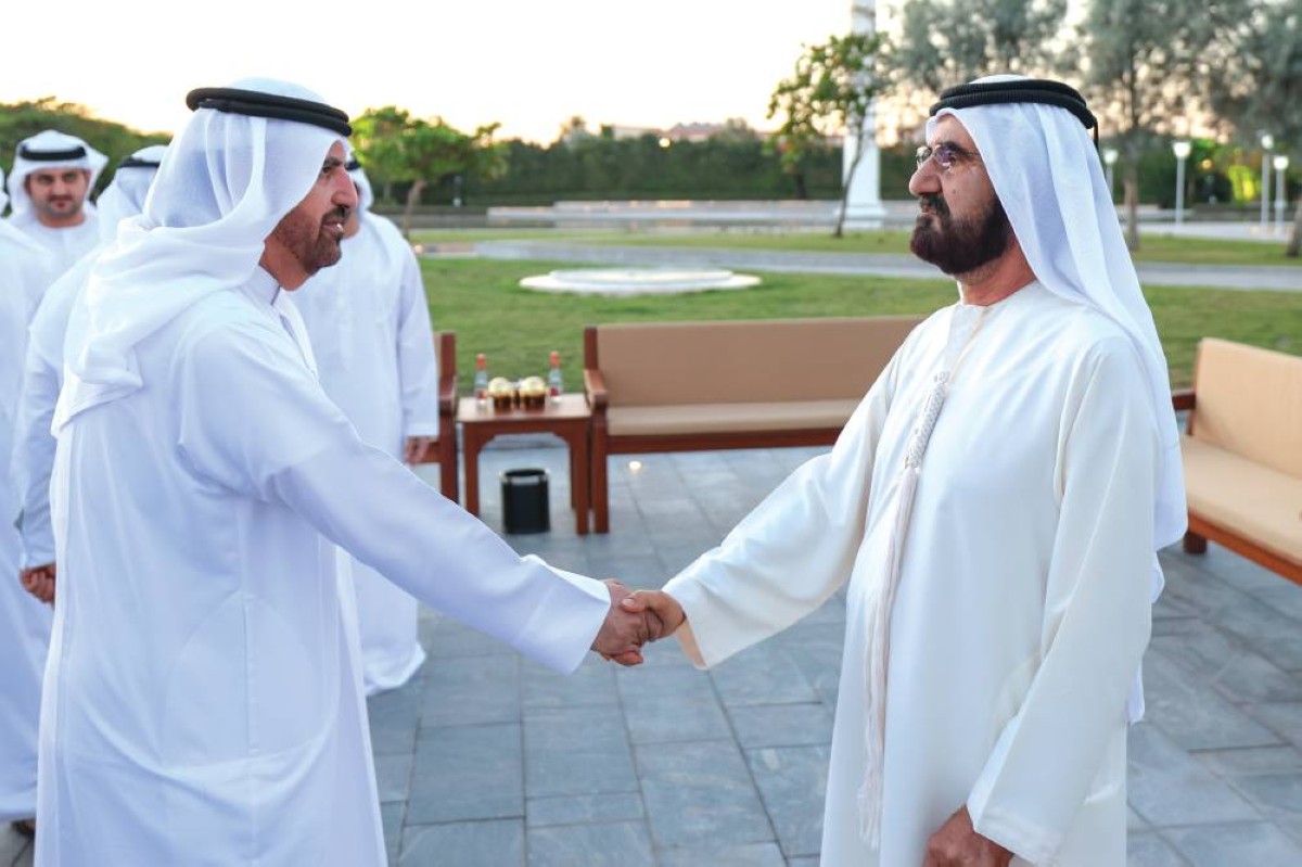  محمد بن راشد مصافحاً جمال بن حويرب بحضور مكتوم بن محمد 