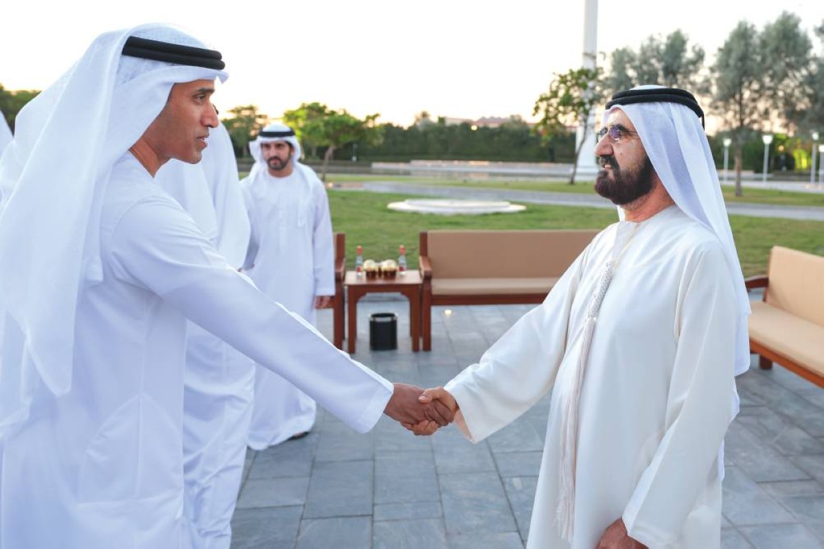 
سموه مرحباً بعبدالله البسطي بحضور حمدان بن محمد 