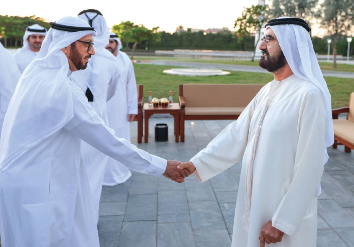  سموه مصافحاً محمد المري بحضور حمدان ومكتوم بن محمد 