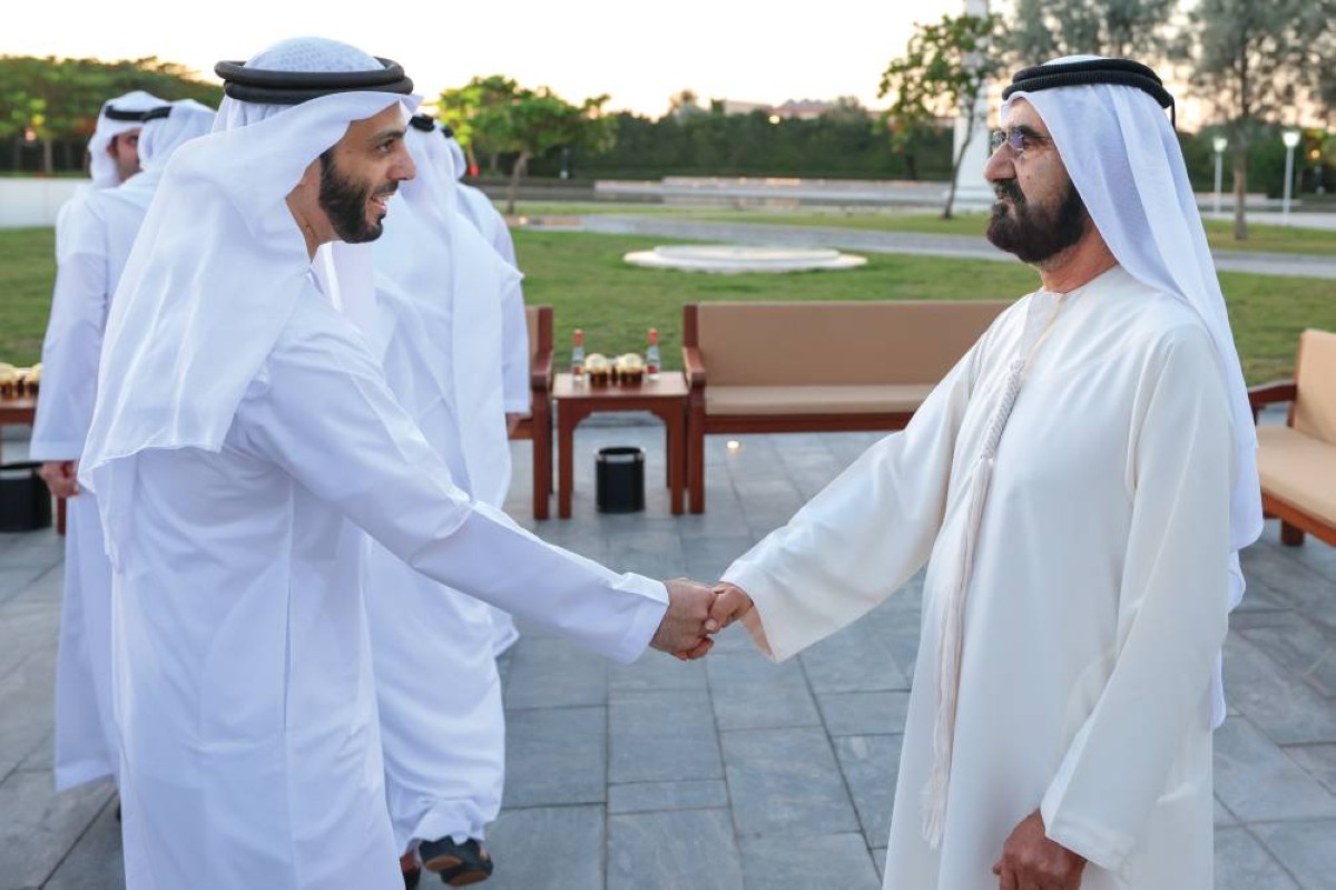  محمد بن راشد مصافحاً مالك آل مالك 