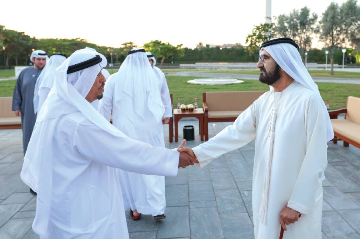 
محمد بن راشد مصافحاً ضاحي خلفان بحضور حمدان بن محمد وسعيد بن حمدان بن راشد 