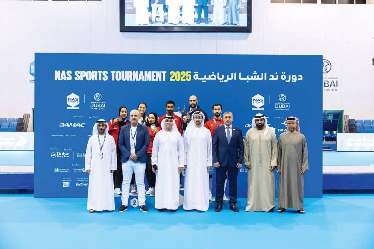 سالم القاسمي خلال مراسم التتويج بحضور حسن المزروعي