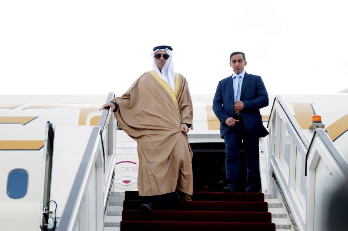 منصور بن زايد لدى وصوله إلى القاهرة