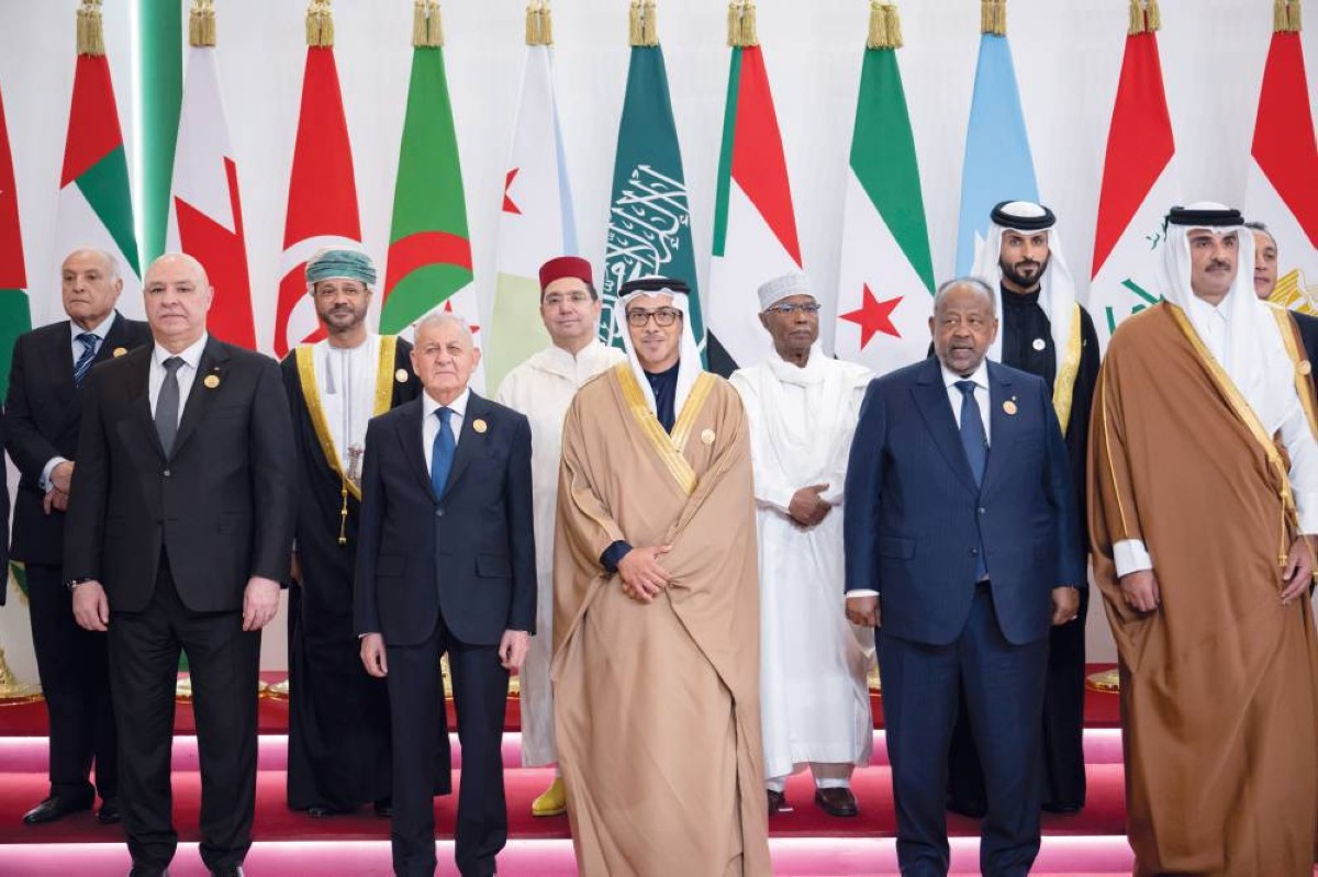 منصور بن زايد خلال القمة بحضور تميم بن حمد آل ثاني وإسماعيل عمر جيله وعبد اللطيف رشيد وجوزيف عون وناصر بن حمد آل خليفة وعدد من القادة والمسؤولين