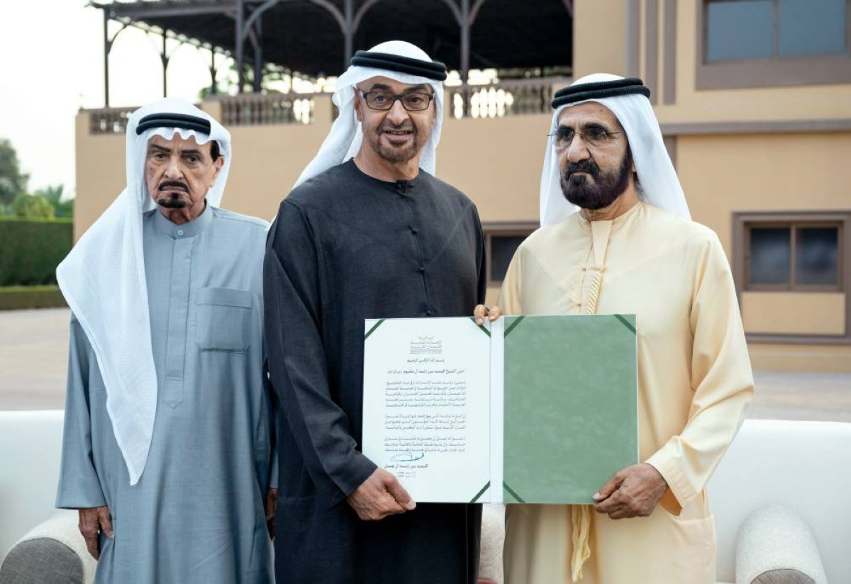 محمد بن زايد ومحمد بن راشد خلال الإهداء بحضور حميد النعيمي