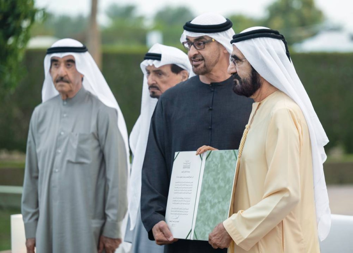 محمد بن زايد خلال إهداء محمد بن راشد رسالة الشكر والتقدير بحضور حميد النعيمي وسعود المعلا