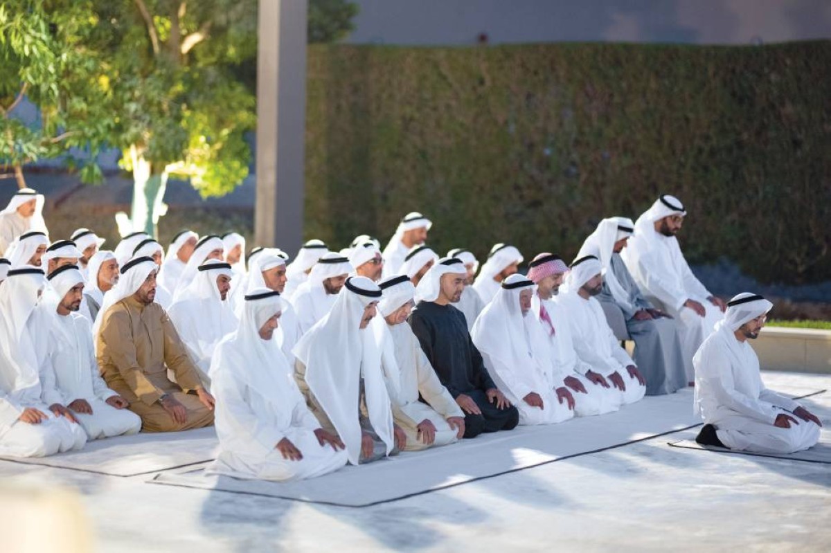 رئيس الدولة والحكام وأولياء العهود ونواب الحكام والشيوخ خلال أداء الصلاة