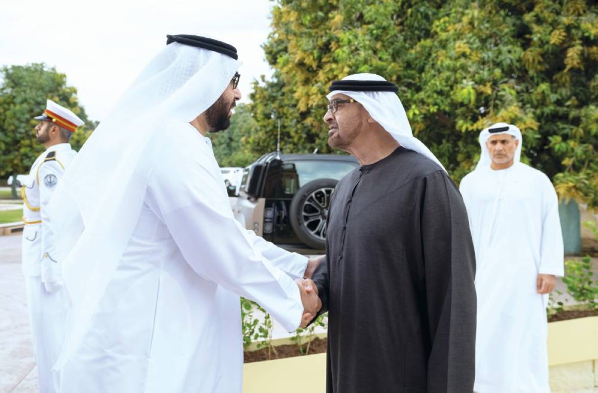  محمد بن زايد مصافحاً راشد بن سعود
