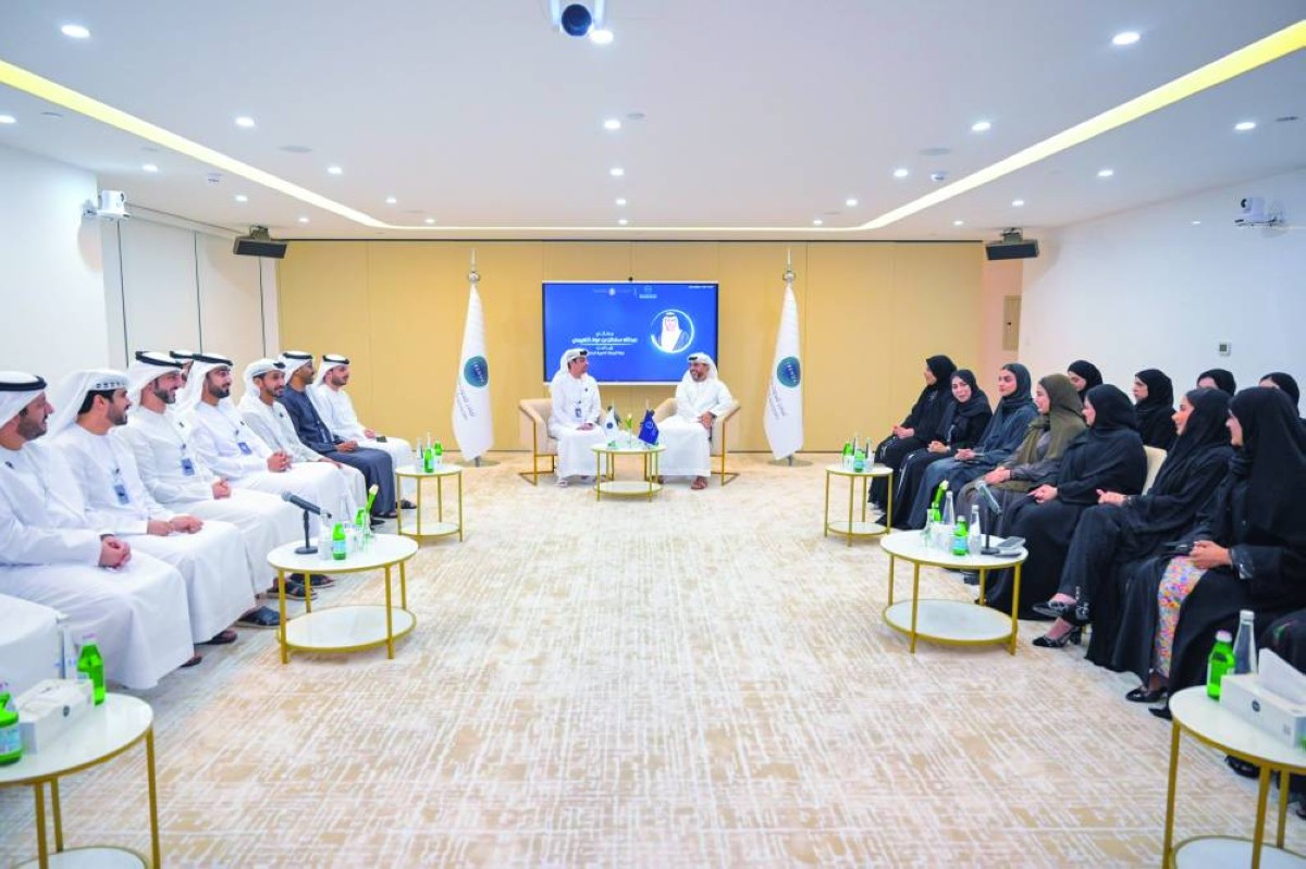 عبدالله النعيمي خلال لقائه محمد العلي في مركز تريندز