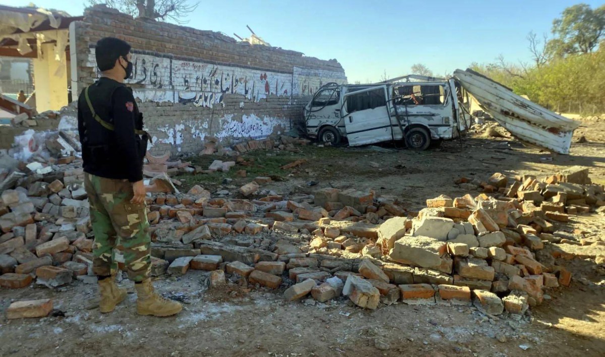 مقتل 13 مدنياً و5 جنود في تفجير انتحاري شمال غرب باكستان
