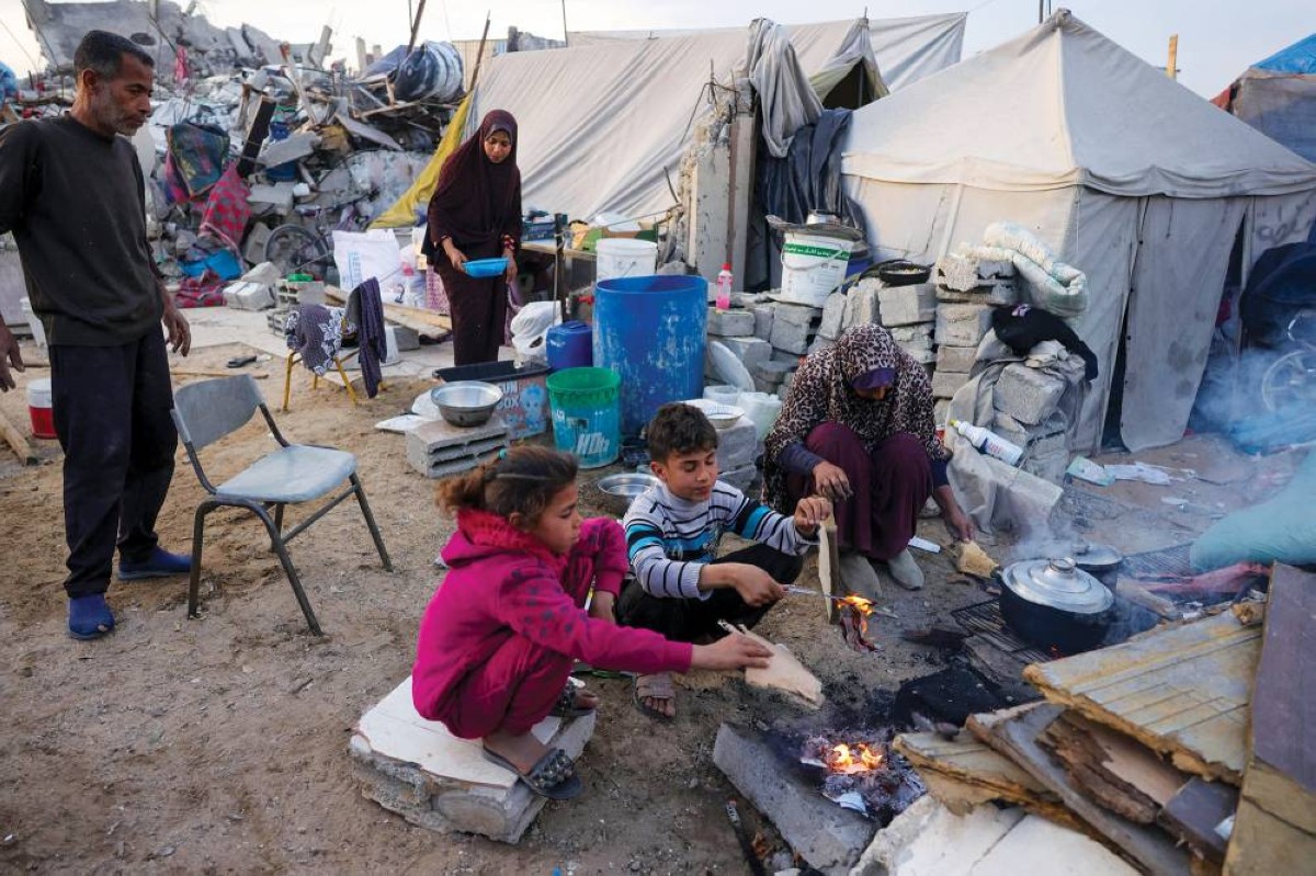 عائلة تقوم بإعداد وجبة إفطار خارج خيمتها في بيت لاهيا