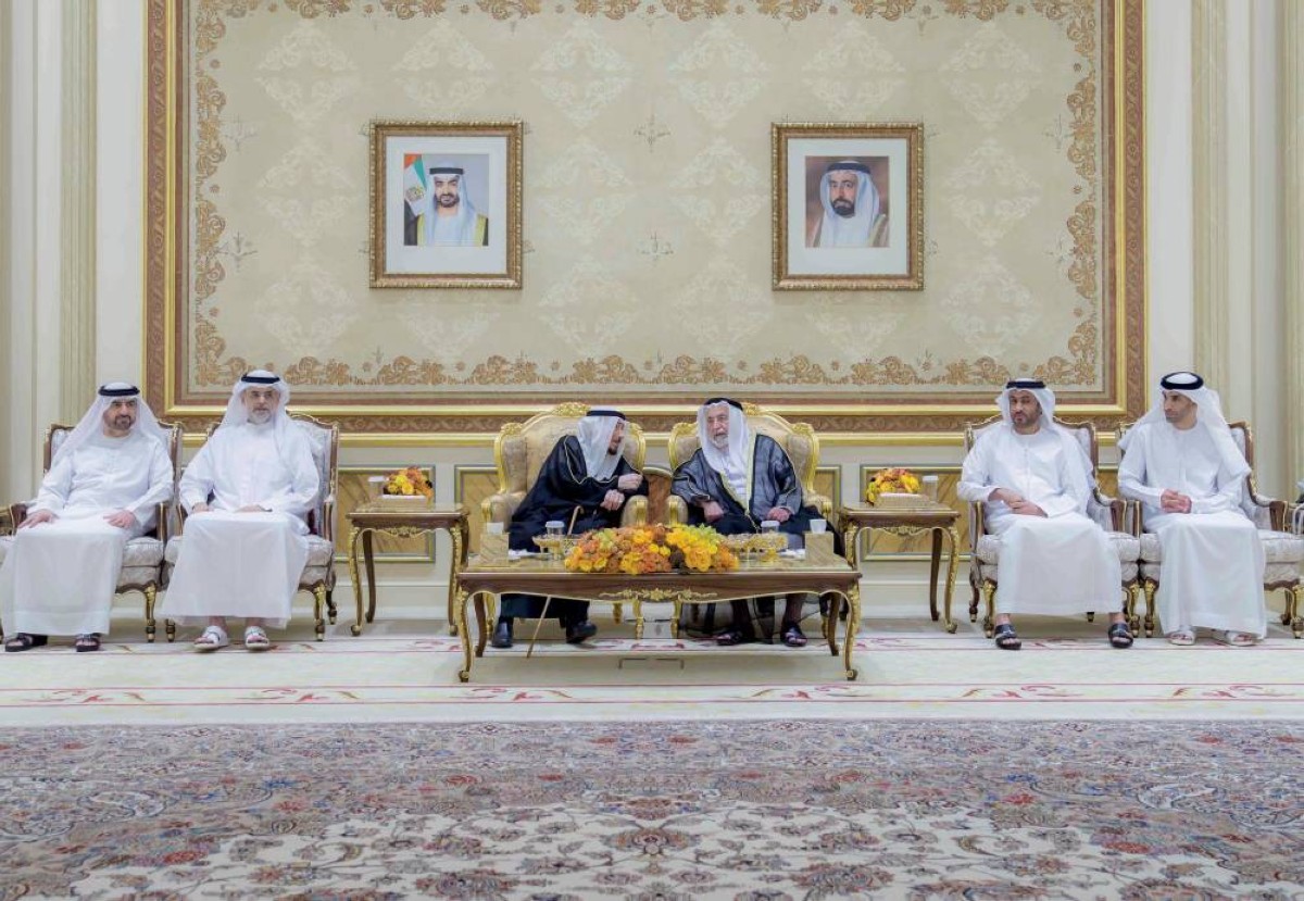  سلطان القاسمي متقبلاً تهاني رمضان بحضور سلطان بن محمد وعبدالله بن سالم وثاني الزيودي وحمد الشامسي والسيد الهاشمي 