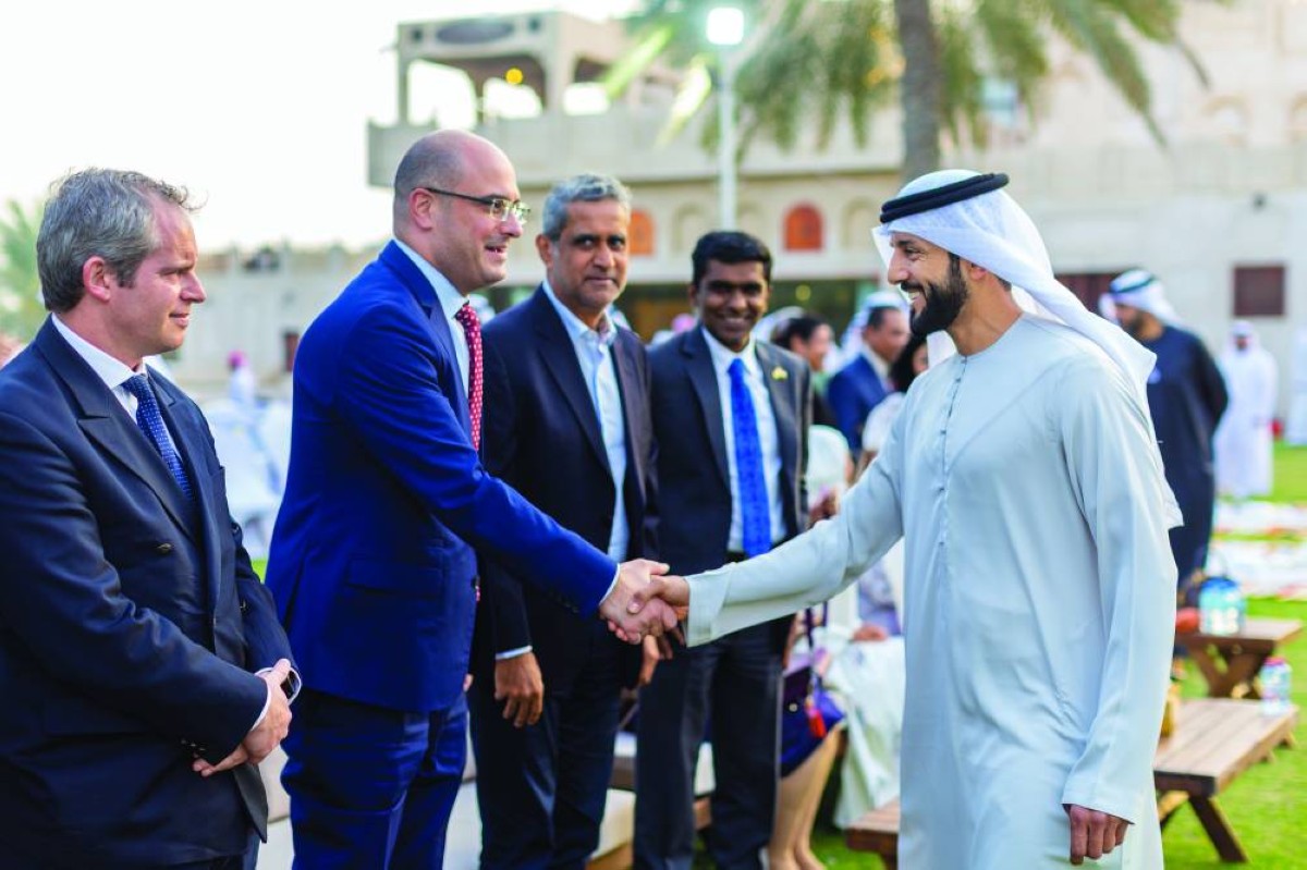 سلطان النيادي يصافح الضيوف
