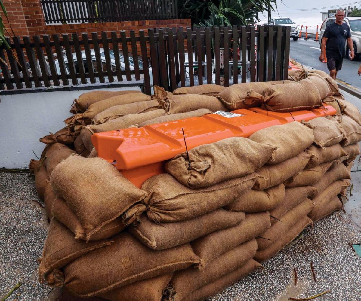 أكياس رمل أمام البنايات لحمايتها من موجة المد العاتية التي أحدثها الإعصار