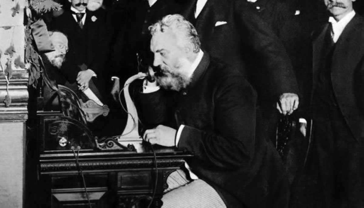 1876 - ألكسندر غراهام بيل يحصل على براءة اختراع الهاتف.