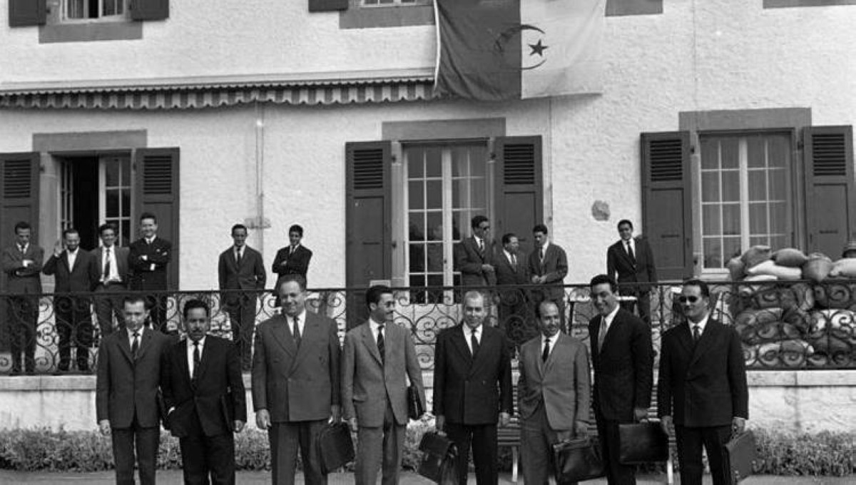 1962 - افتتاح أول جلسة من جلسات مفاوضات «إيفيان» التي أدت إلى استقلال الجزائر.